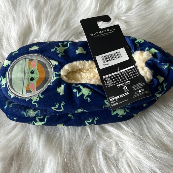 NWT DISNEY STAR WARS BABY YODA Slipper Socks Size Small - Picture 4 of 4